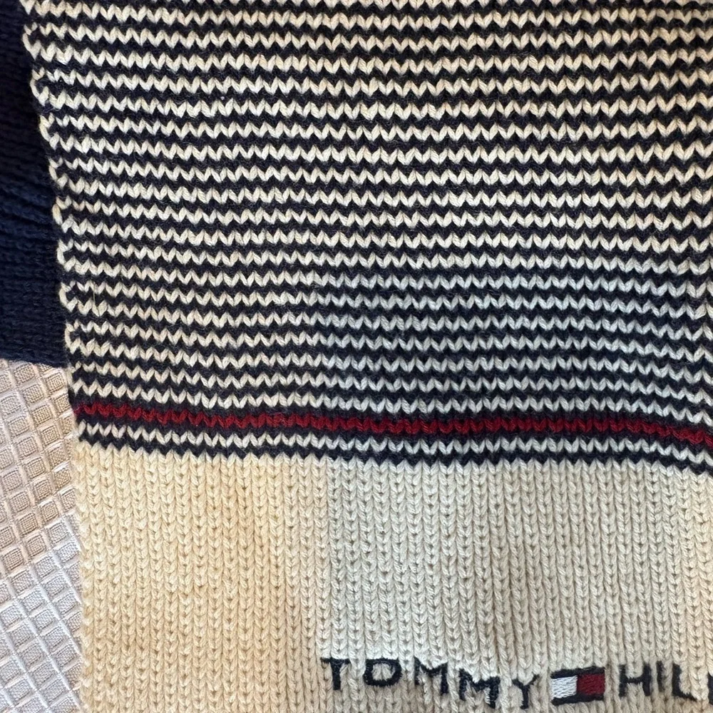 Tommy Hilfiger Navy & Cream Striped Knit Scarf with Logo Embroidery – Unisex